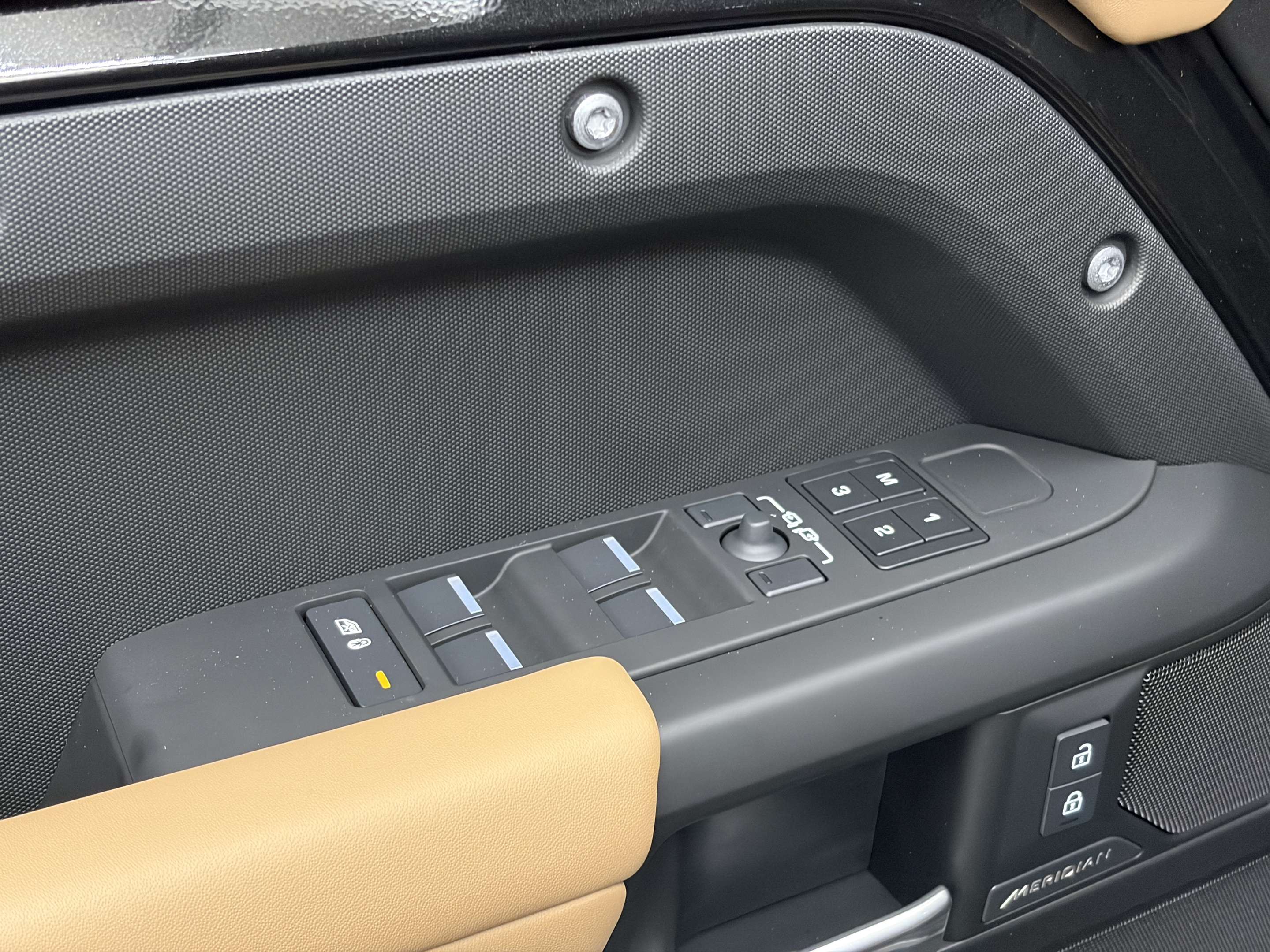 2026 Land Rover Defender S thumb 10