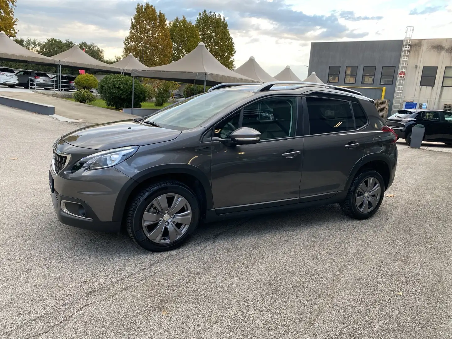 Peugeot 2008 PureTech Turbo 110 S&S Signature Gris - 2