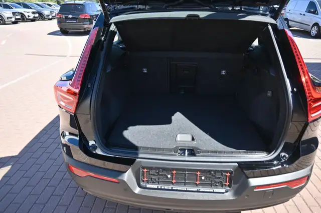 Volvo XC40 view 8