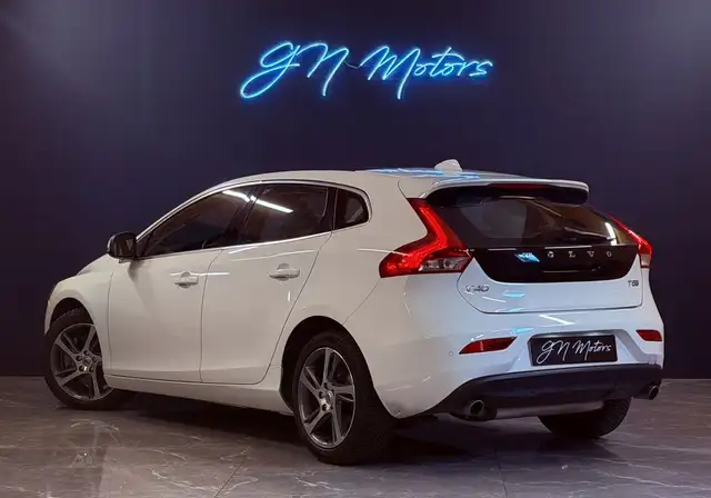 Volvo V40 view 2