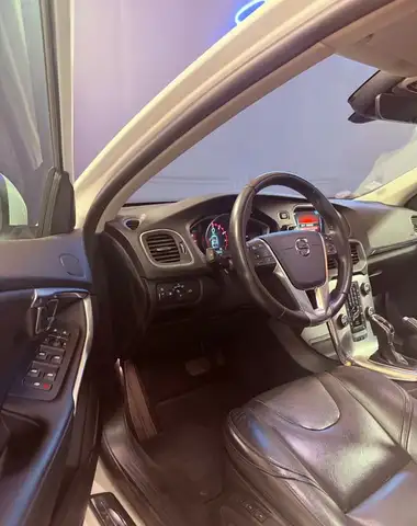 Volvo V40 view 3
