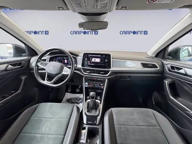 Volkswagen T-Roc view 11