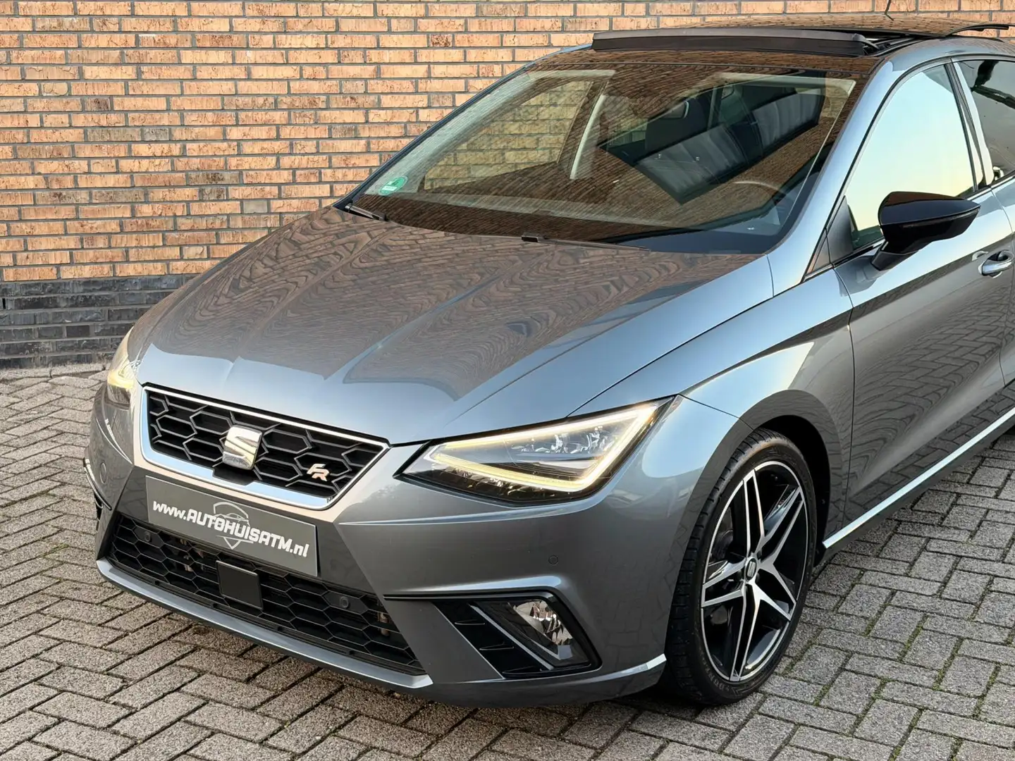 SEAT Ibiza 1.0 TSI FR Pano Dsg Beats Stoelvw Cam Led Climatr Grijs - 2