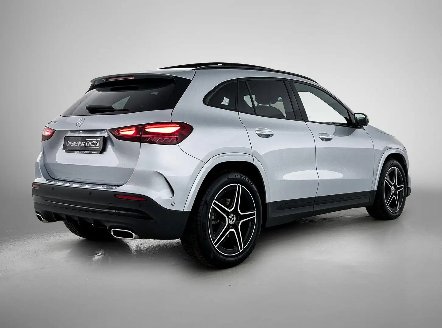 Mercedes-Benz GLA 180 D AMG Line Night Pack | Panoramisch Dak | Dodehoek Silber - 2