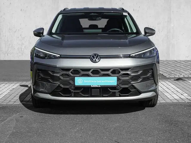 Volkswagen T-Roc view 3