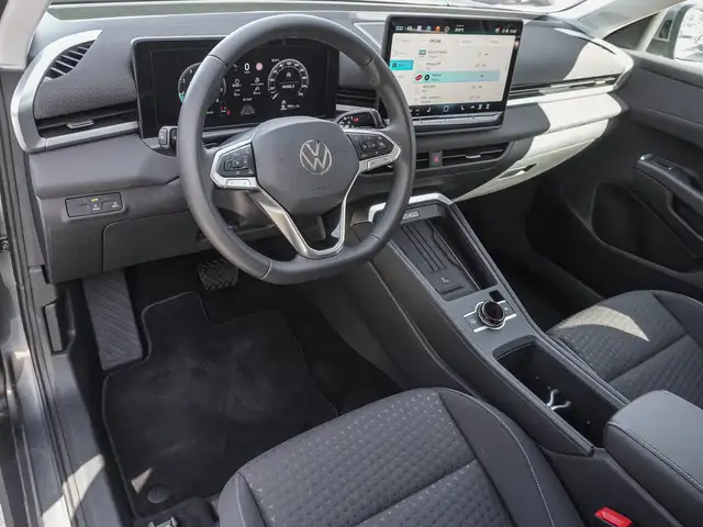 Volkswagen T-Roc view 9
