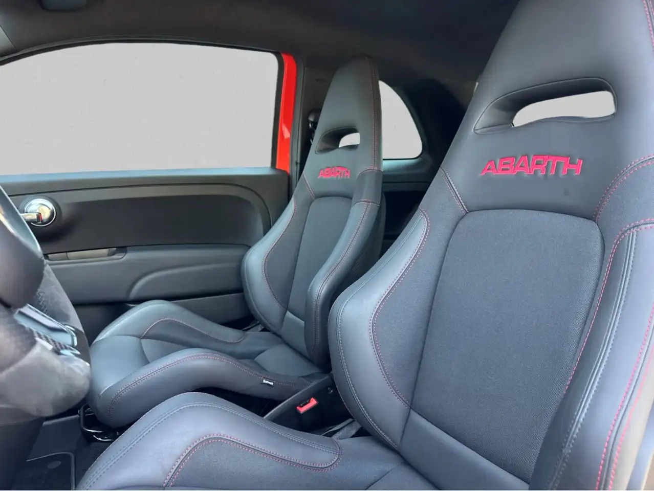Abarth 695 2024 — фото 11