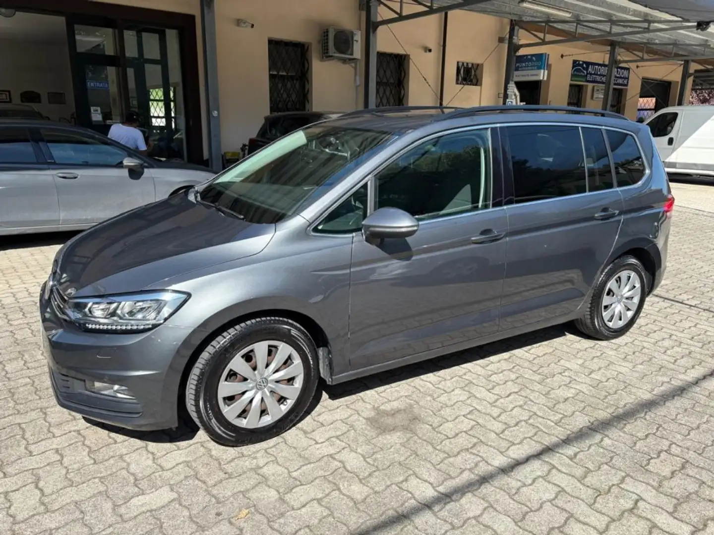 Volkswagen Touran 2.0 TDI 150 CV SCR DSG ExecutiIve 7 POSTI Grigio - 2