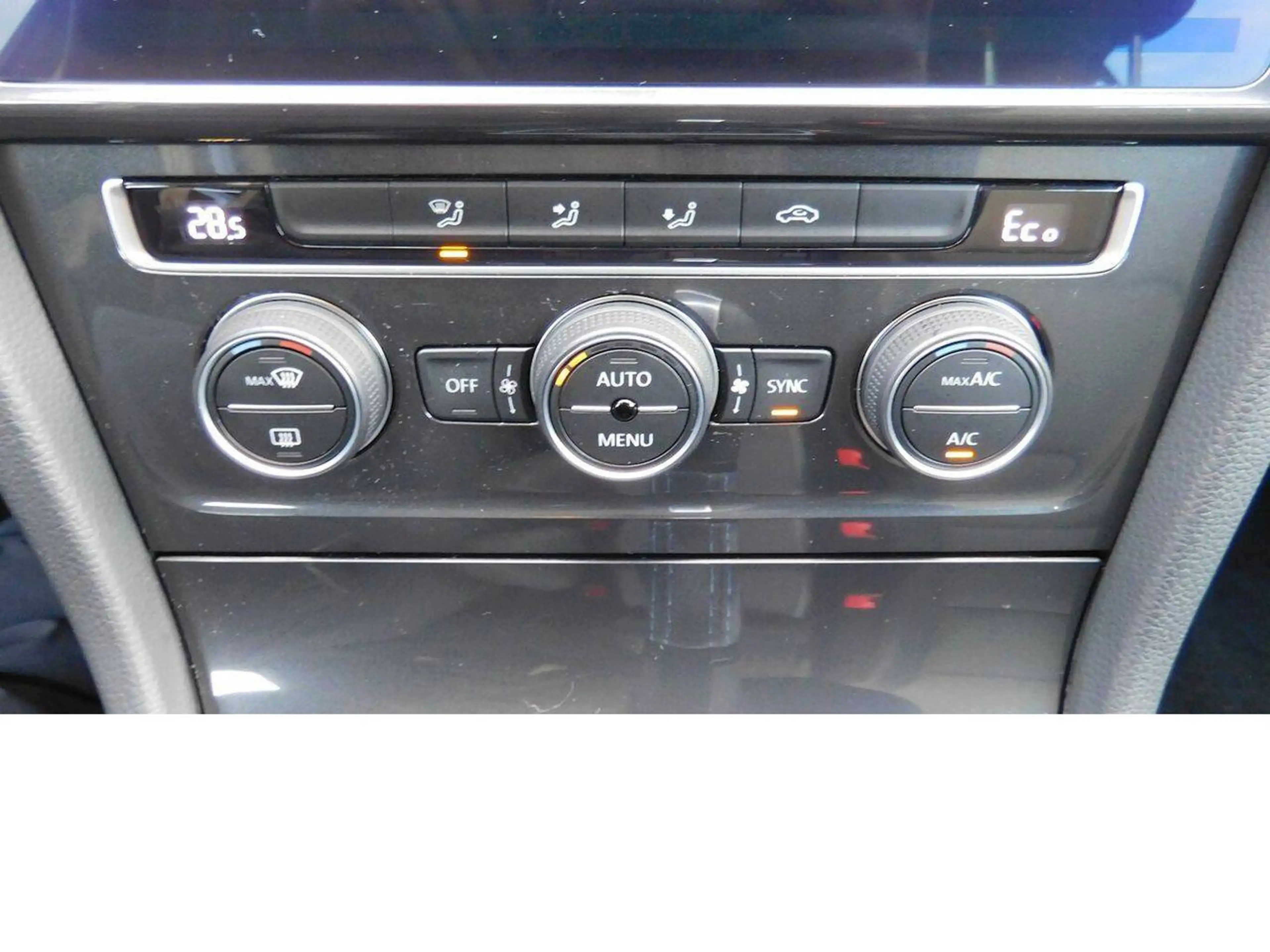 Volkswagen e-Golf Comf/Autom/Navi/LED/SitzH/PDC/behFrontscheibe/ALU — photo 4