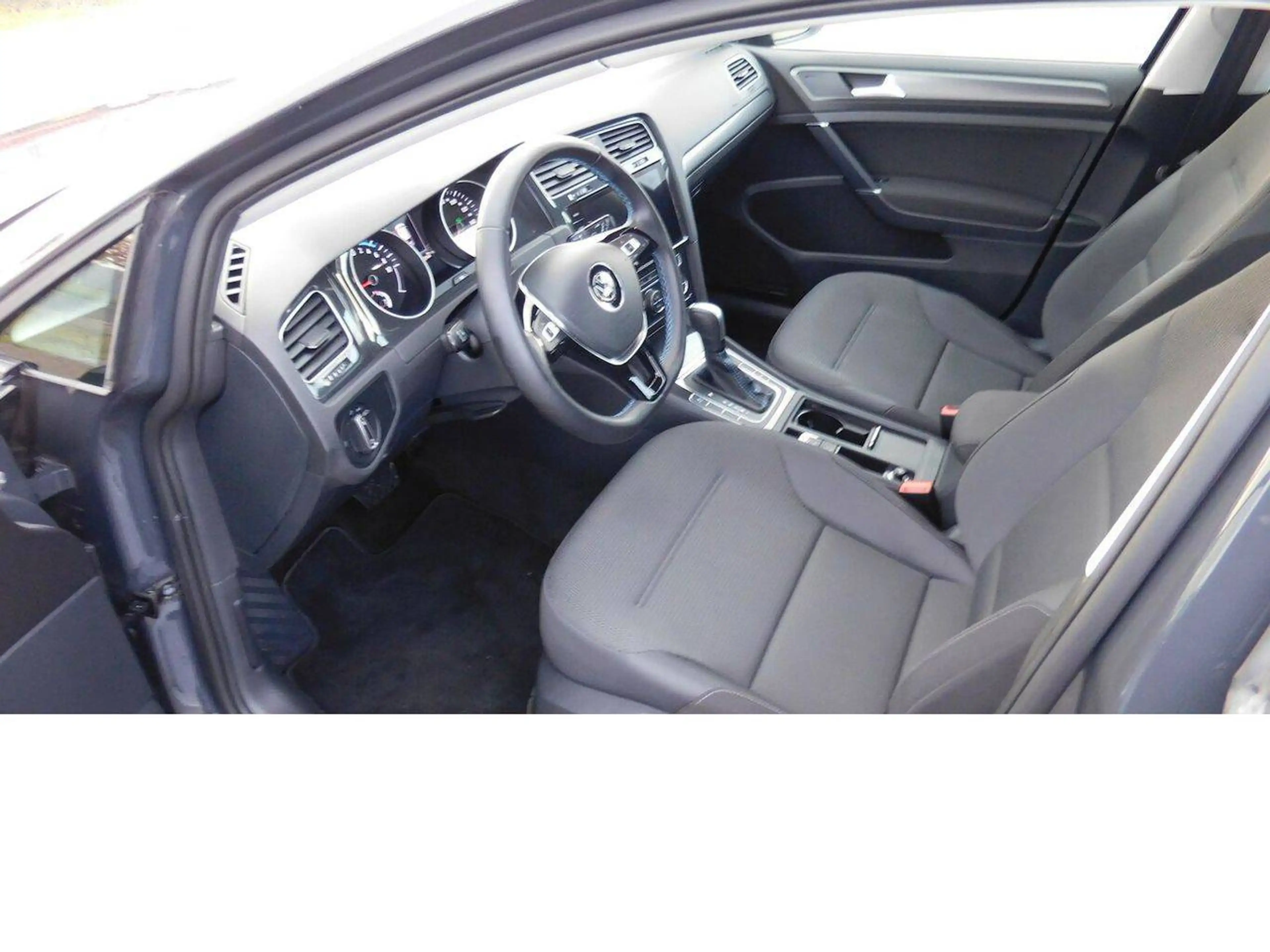 Volkswagen e-Golf Comf/Autom/Navi/LED/SitzH/PDC/behFrontscheibe/ALU — photo 10