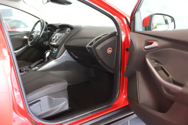 Ford Focus view 12