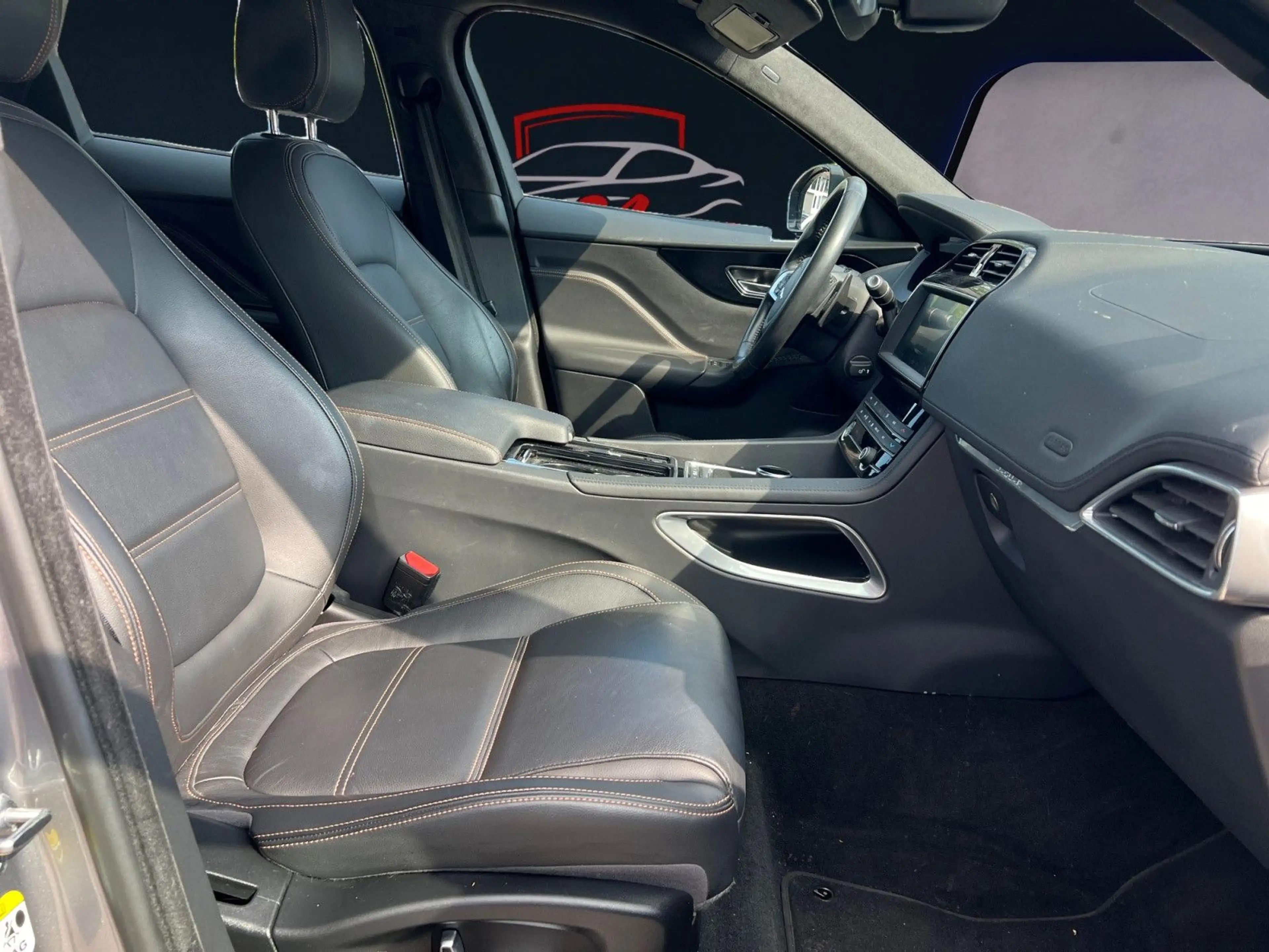 Jaguar F-Pace 25d Prestige AWD/Panorama/Kamera — photo 13