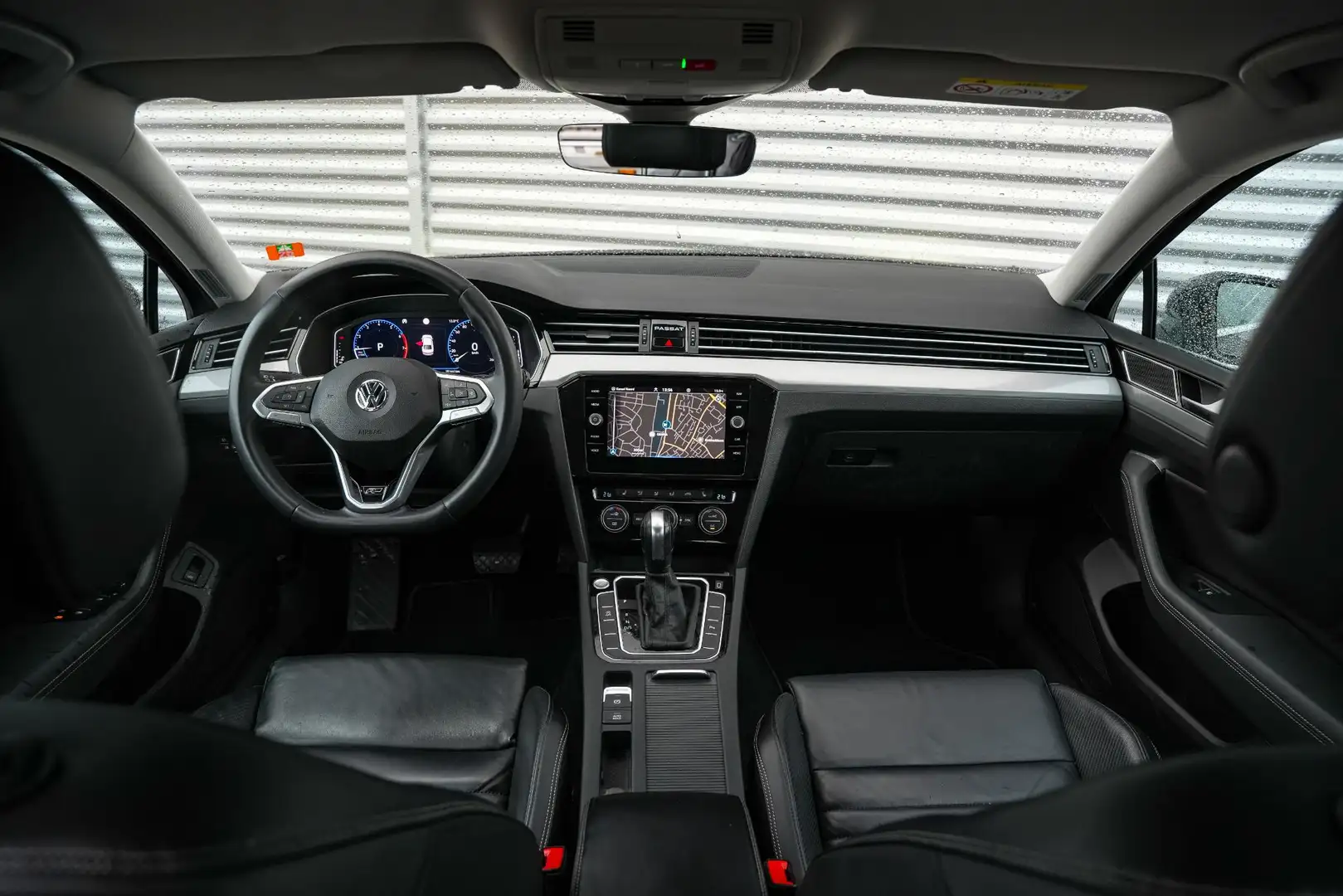 Volkswagen Passat 1.5 TSI Elegance Business R Leer Navi Zwart - 2