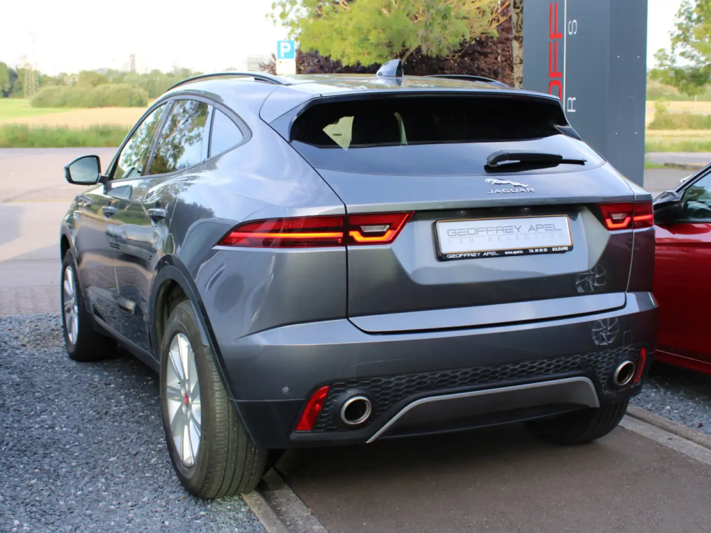 Jaguar E-Pace 2.0D 150 AWD S PANO CUIR NAVI 1 HAND Grau - 2