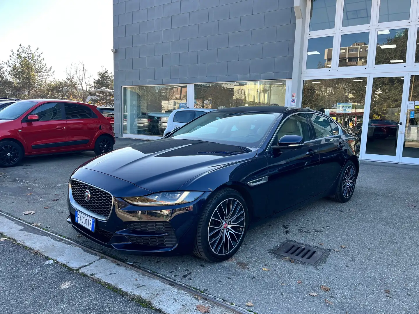 Jaguar XE XE 2.0d i4 R-Dynamic 180cv auto Azul - 2