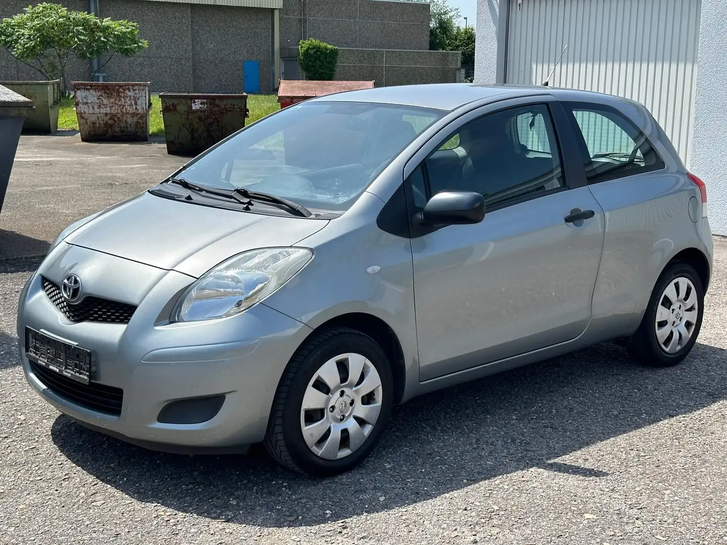 Toyota Yaris 1.0 COOL/1.HAND/8xBEREIFUNG/TÜV-NEU! Silber - 1