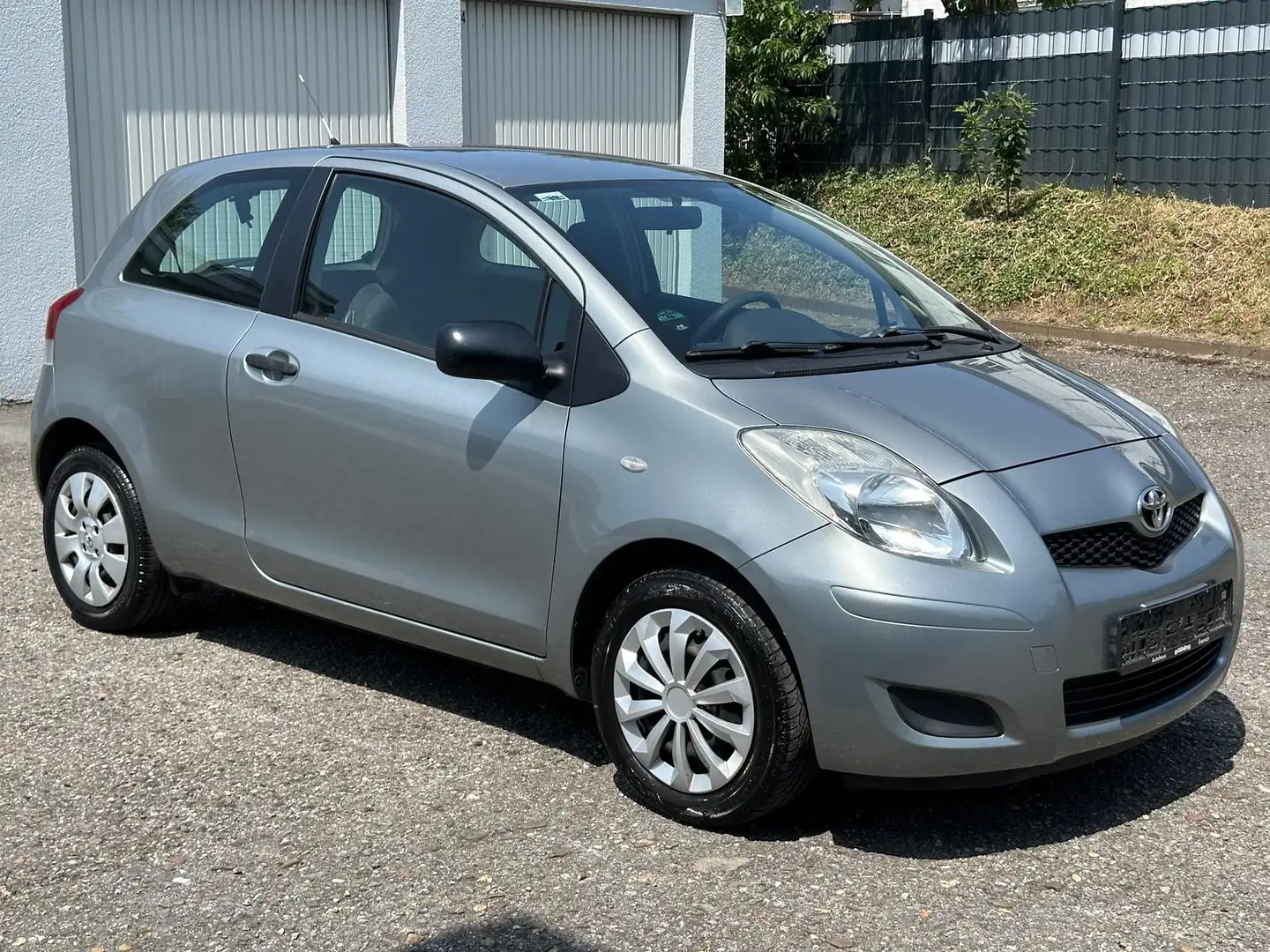 Toyota Yaris 1.0 COOL/1.HAND/8xBEREIFUNG/TÜV-NEU! Silber - 2