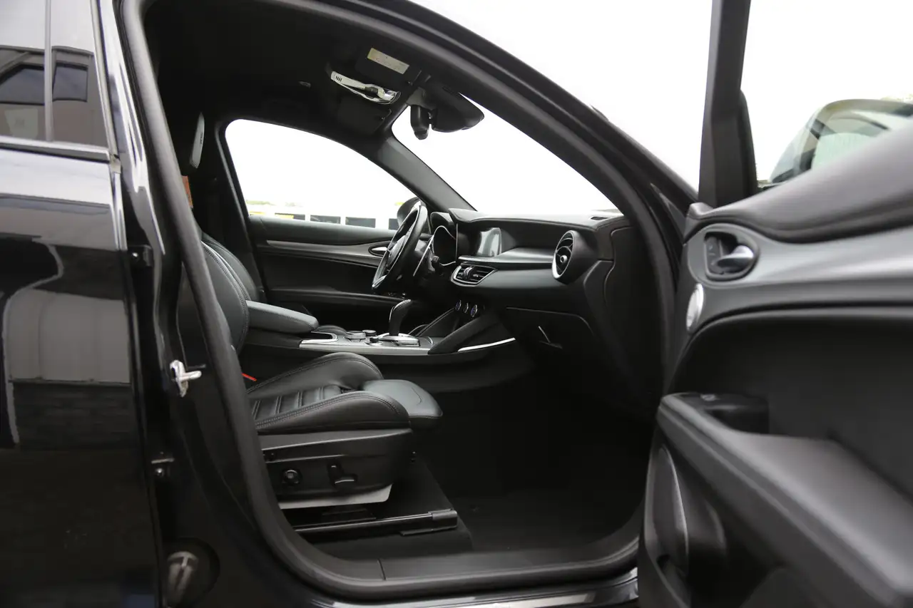 Alfa Romeo Stelvio 2023 — фото 26