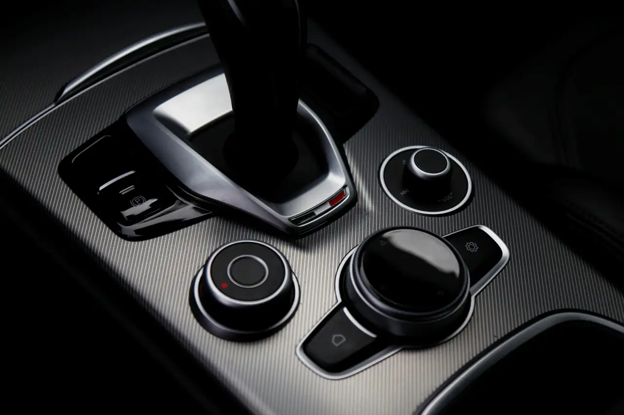 Alfa Romeo Stelvio 2023 — фото 21