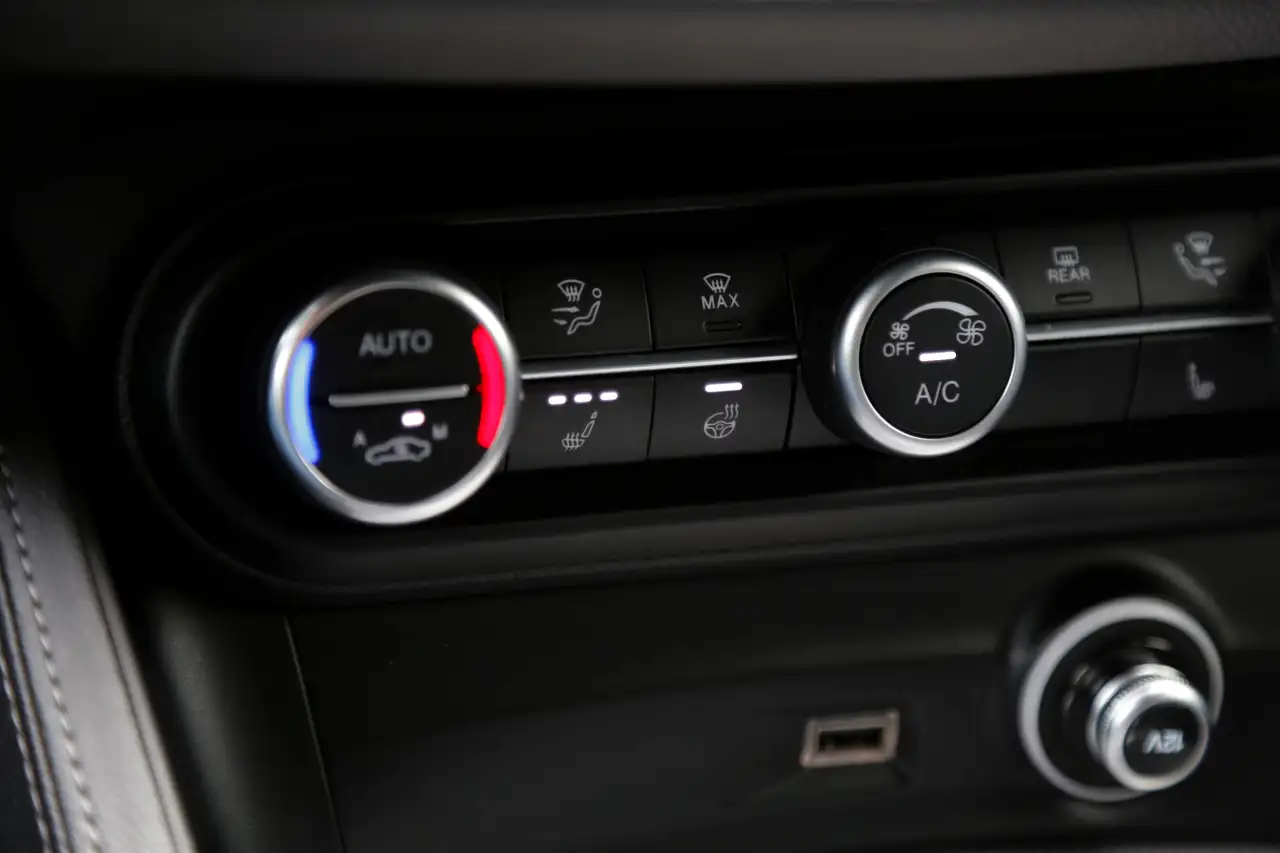 Alfa Romeo Stelvio 2023 — фото 20