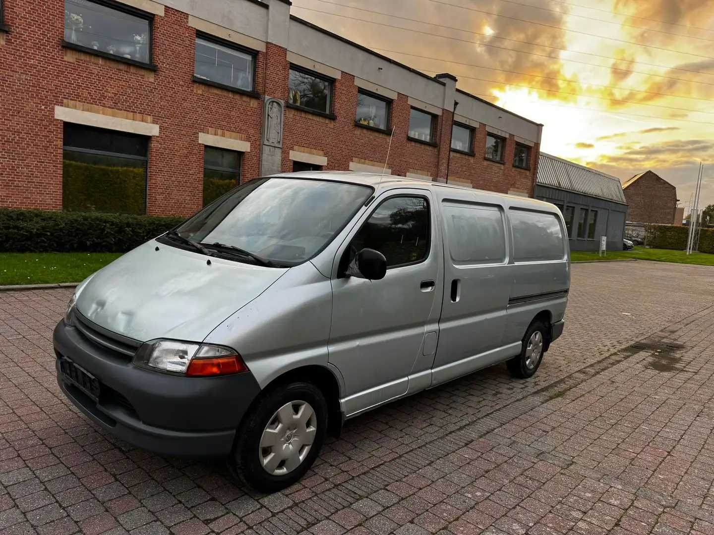 Toyota Hiace LONG CHÂSSIS 2.4 Diesel NORMAL MOTEUR ORDINAIRE Argent - 2