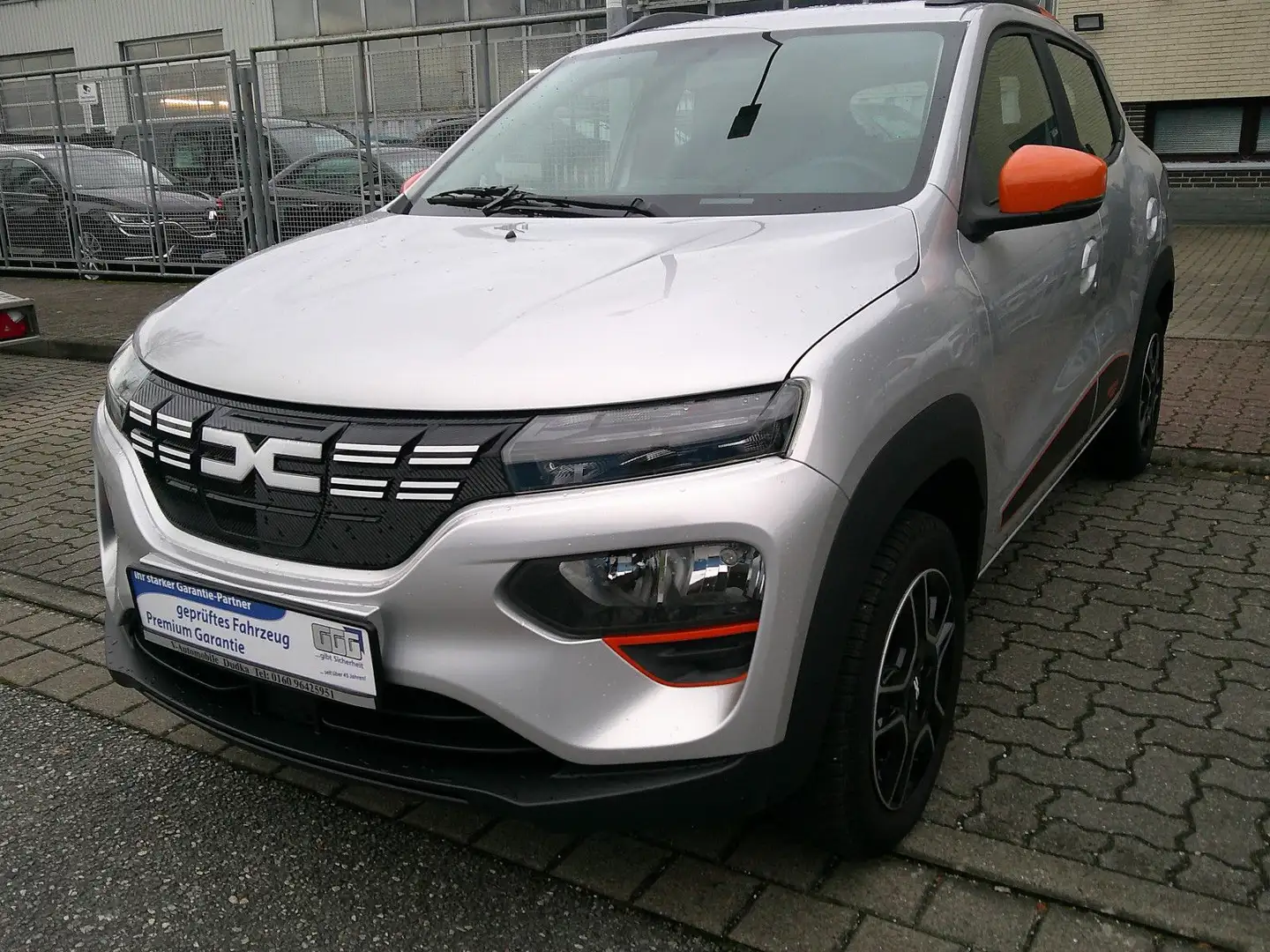 Dacia Spring Electric Essential CCS Silber - 1