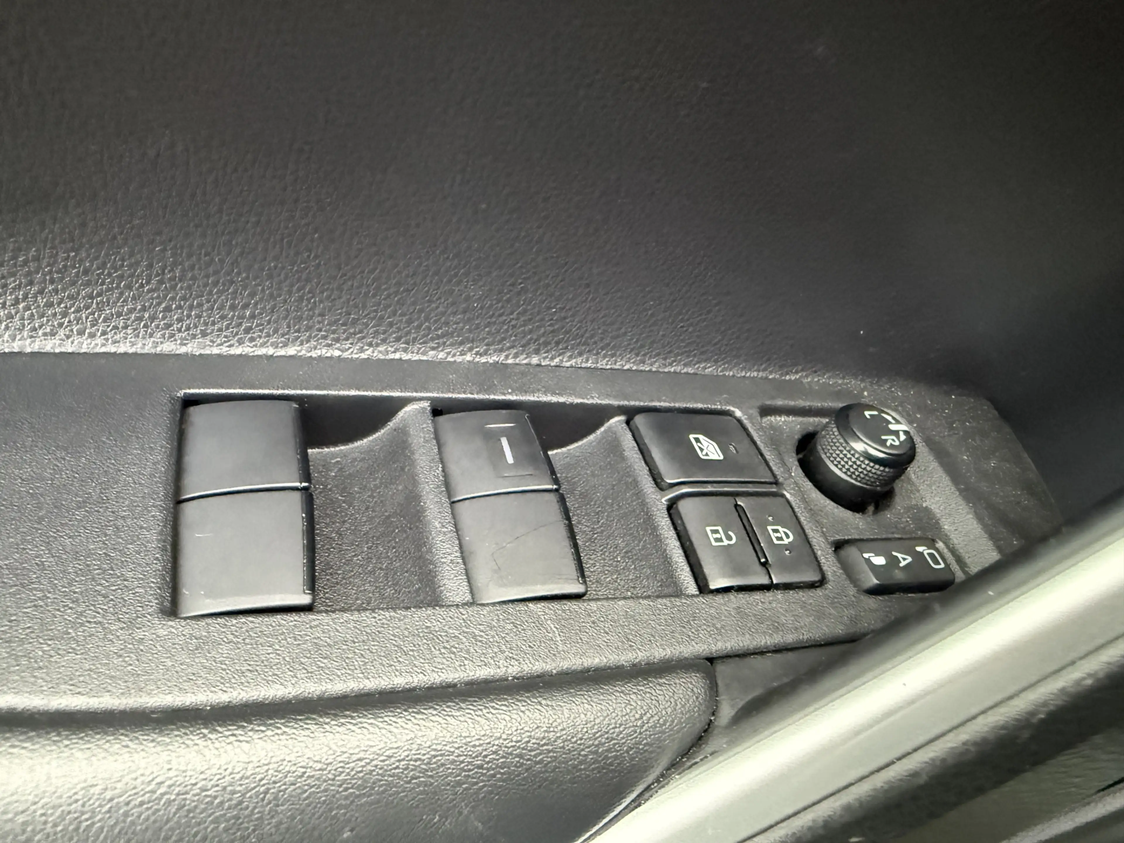 Toyota Corolla Cross 2.0 High Power Hybrid First Edition — photo 12