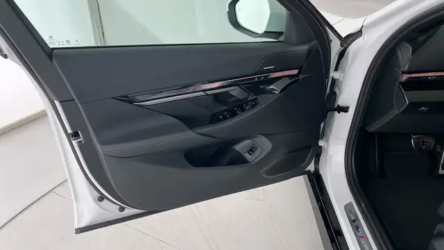 BMW i5 xDrive40 Ansicht 9