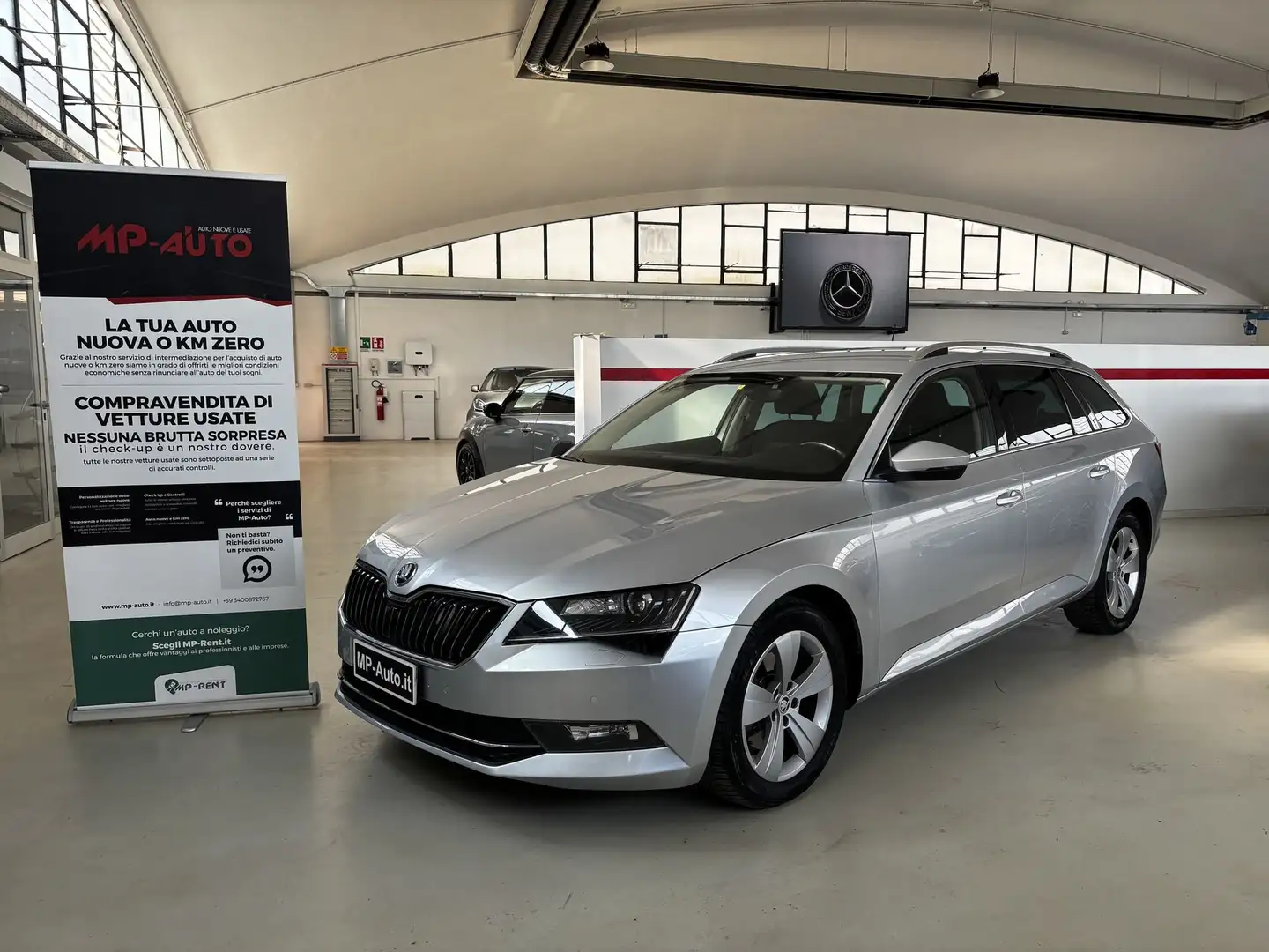 Skoda Superb 2.0 TDI DSG Wagon Plateado - 1