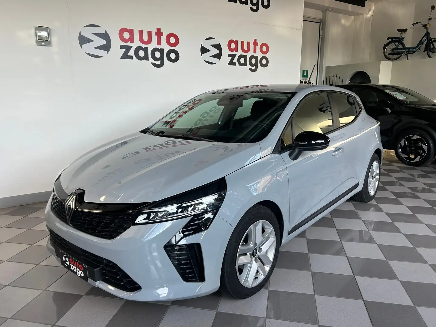 Renault Clio 1.0 tce Evolution 90cv Srebrny - 1