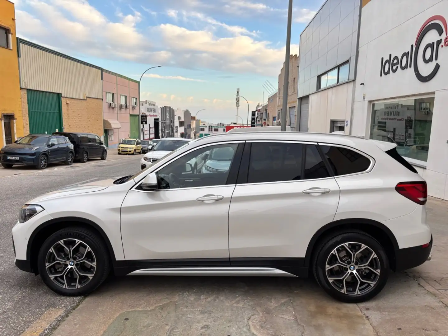 BMW X1 sDrive 20iA Weiß - 2