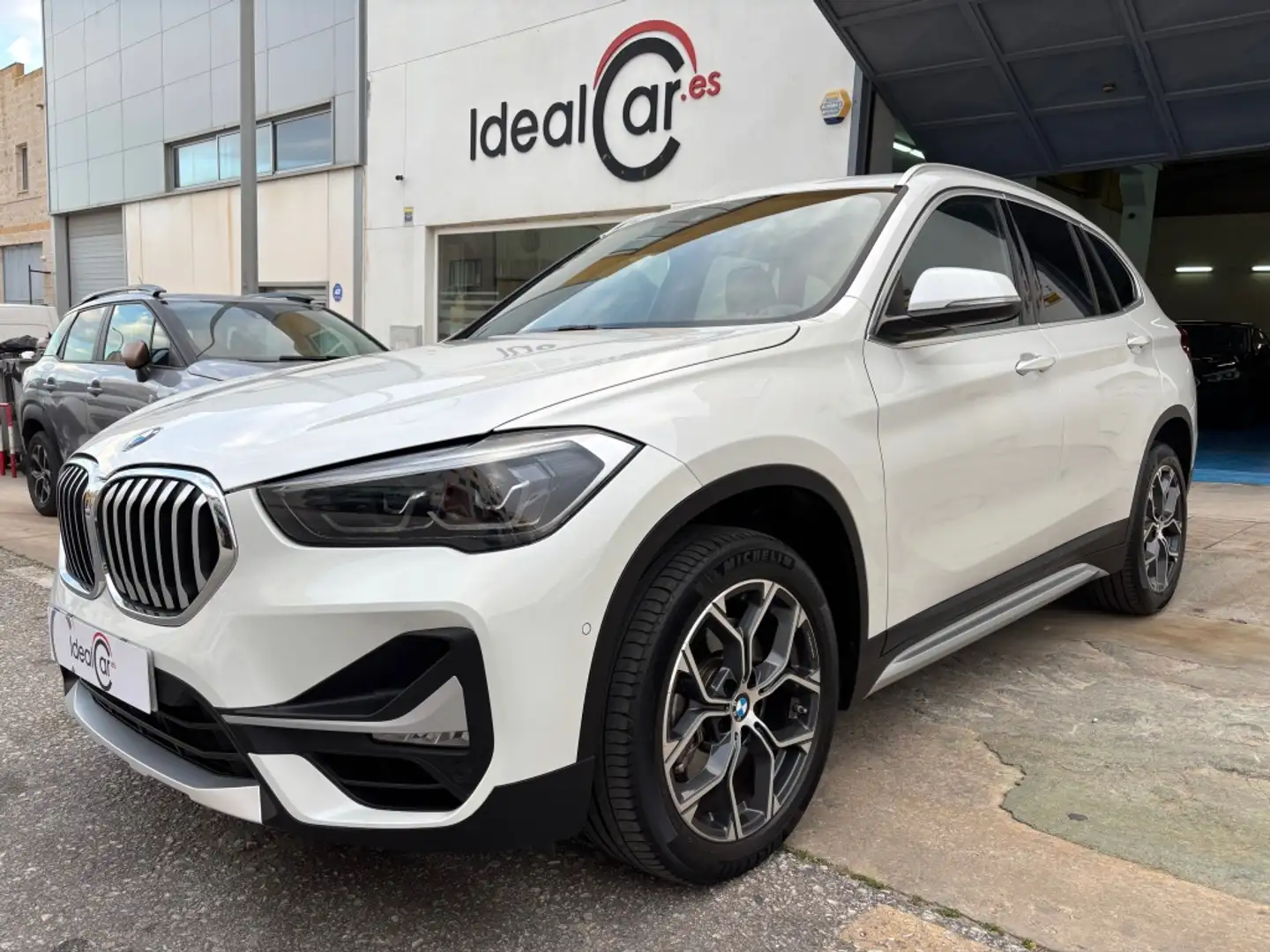 BMW X1 sDrive 20iA Weiß - 1