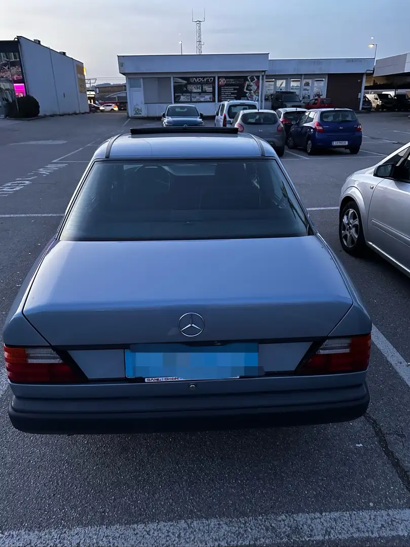 Mercedes-Benz E 200 W124 Bleu - 1