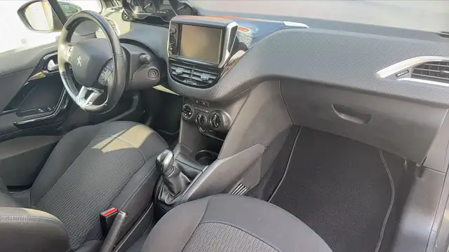 Peugeot 208 view 10