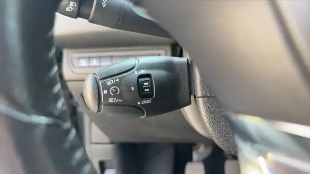 Peugeot 208 view 13