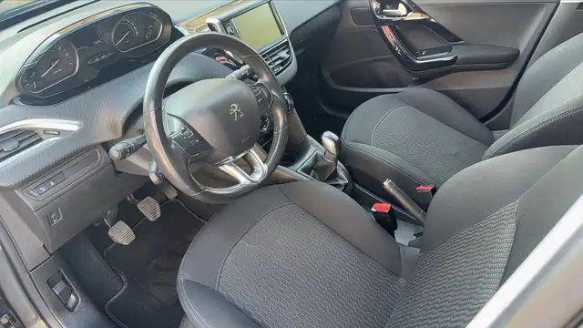 Peugeot 208 view 8