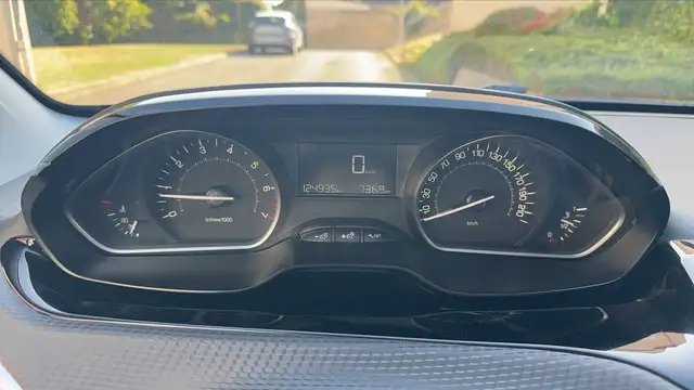 Peugeot 208 view 12