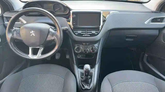 Peugeot 208 view 11