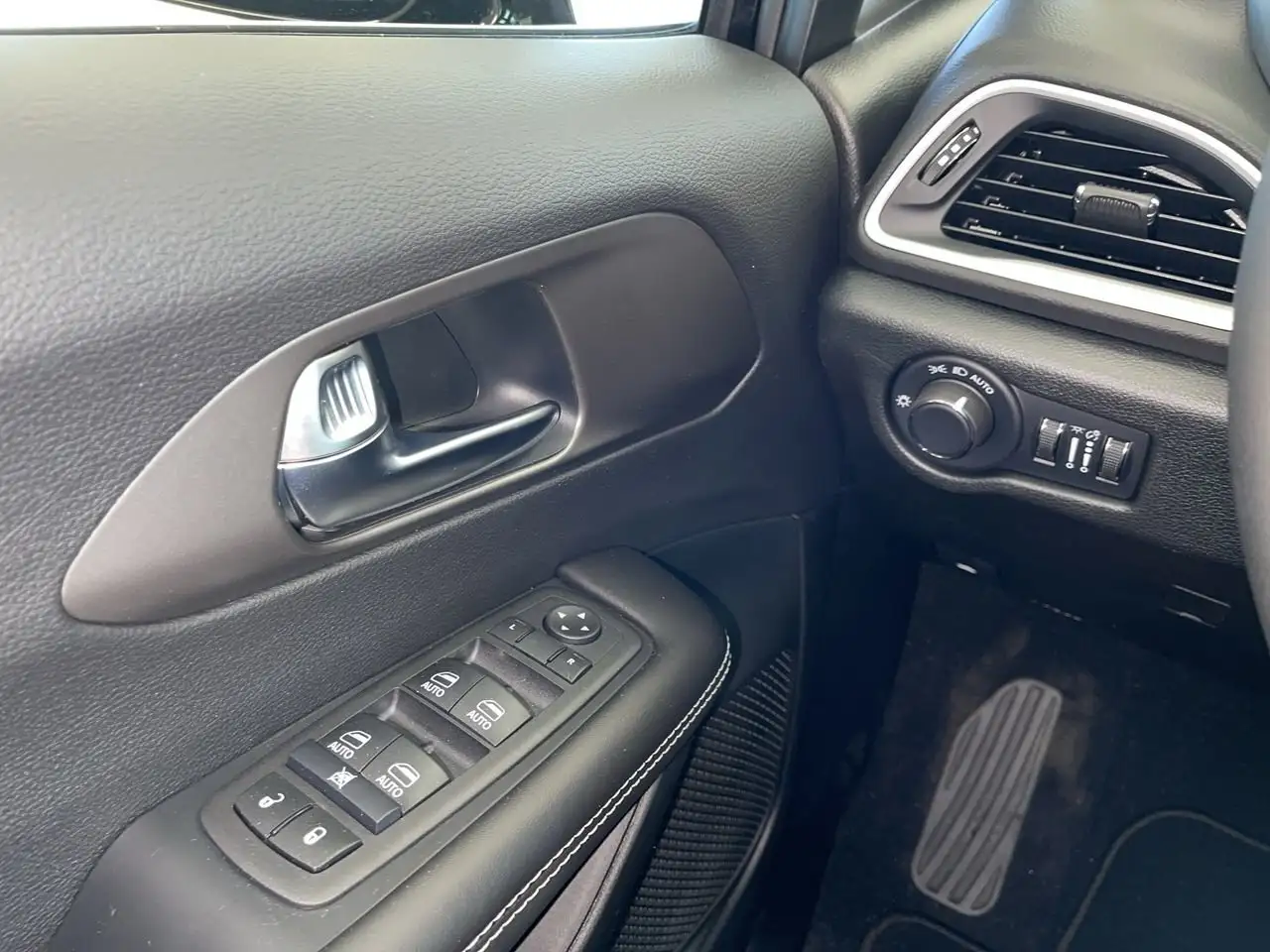 Chrysler Grand Caravan photo Chrysler Grand Caravan