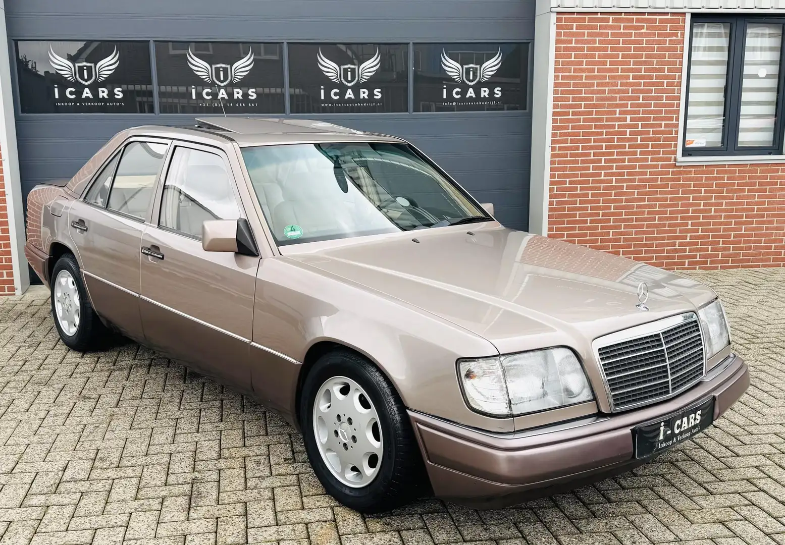 Mercedes-Benz E 200 Schuidak 114.164 km! Airco Oldtimer/Youngtimer Beige - 1