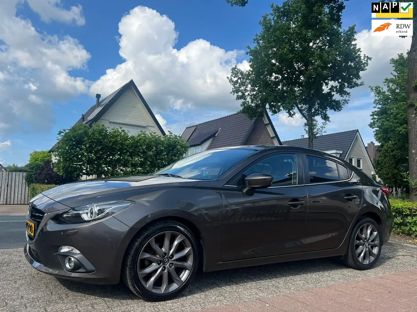 Mazda 3 2.0 GT-M 68.000 KM Dealer onderhouden NAP. Bruin - 1