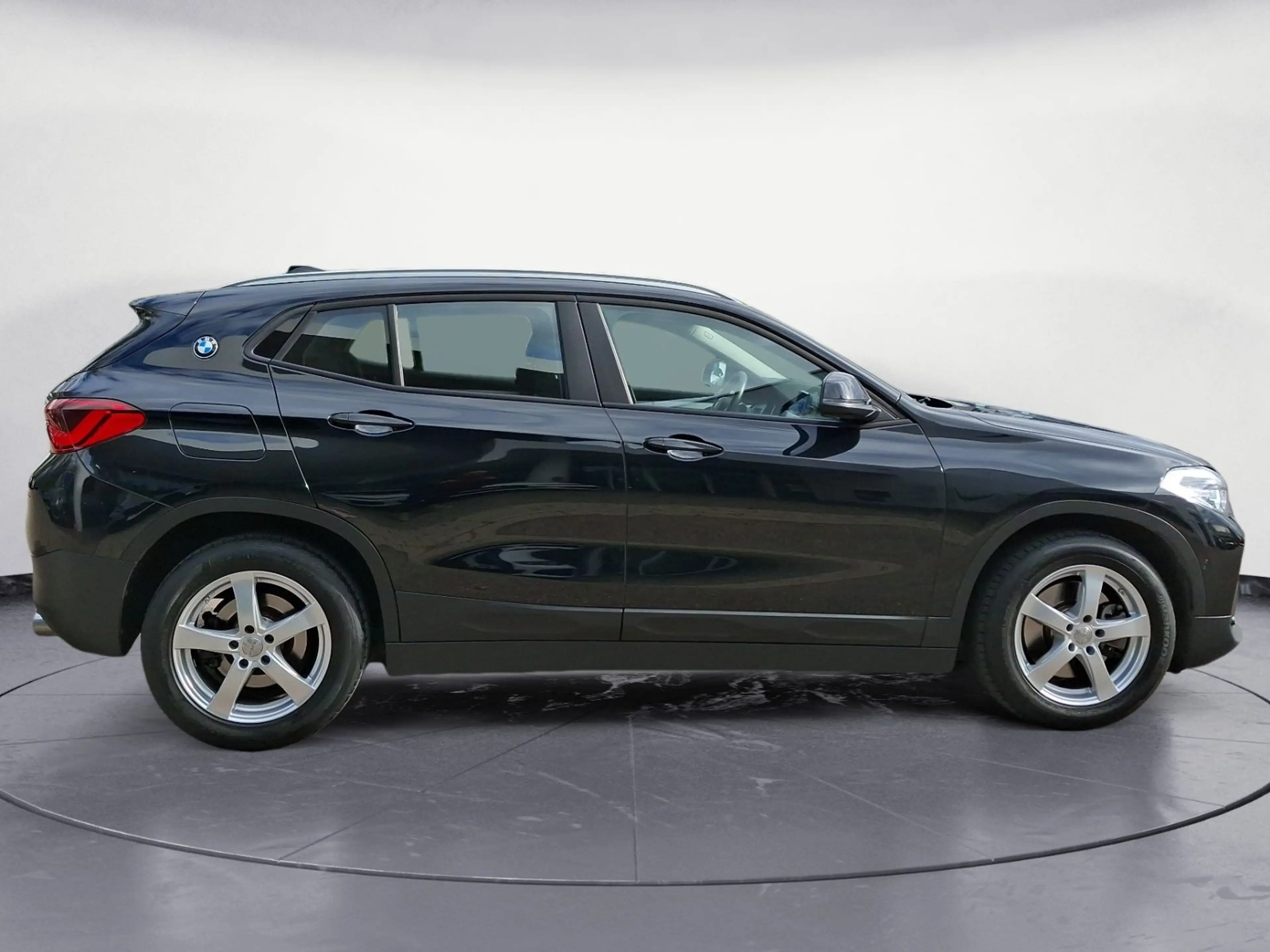 BMW X2 sDrive20i Advantage Steptronic DCT PDC AHK — photo 7