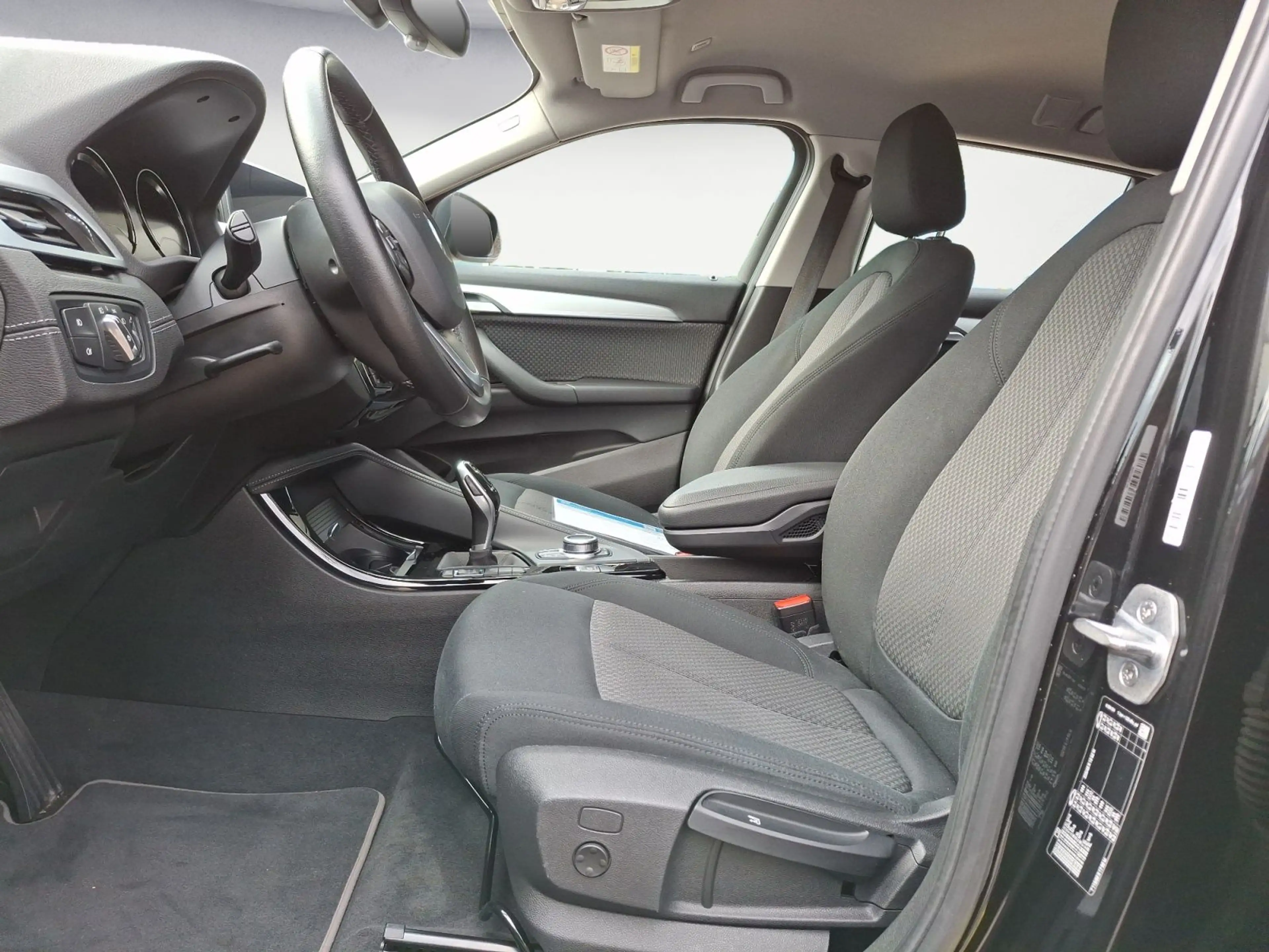 BMW X2 sDrive20i Advantage Steptronic DCT PDC AHK — photo 12