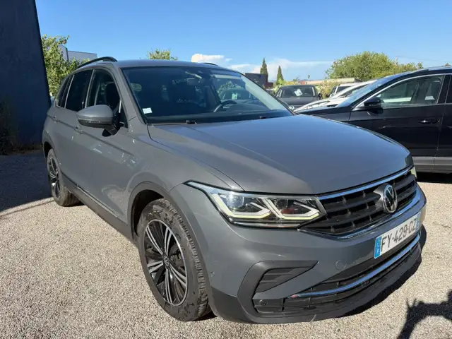 Volkswagen Tiguan view 4