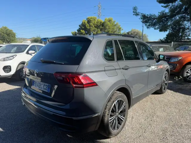 Volkswagen Tiguan view 3