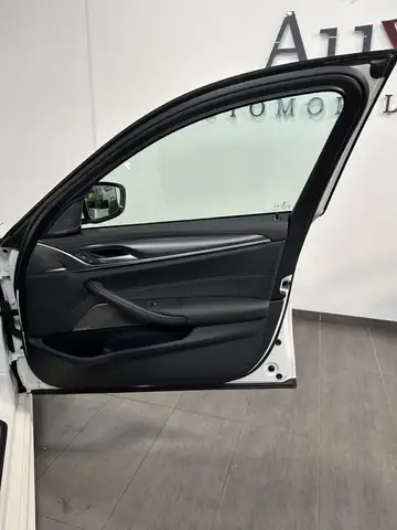 BMW 5 Series view 11