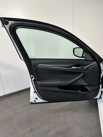 BMW 5 Series view 10