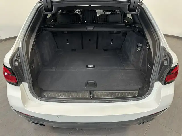 BMW 5 Series view 6