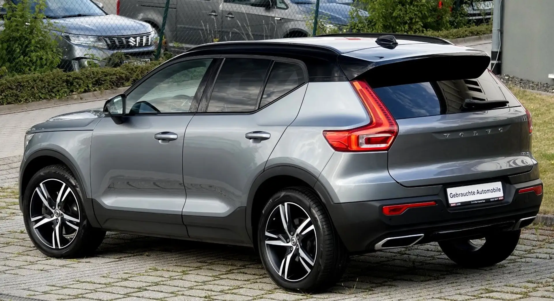 Volvo XC40 AWD *R DESIGN* HARMAN KARDON* KAMERA* Grau - 1