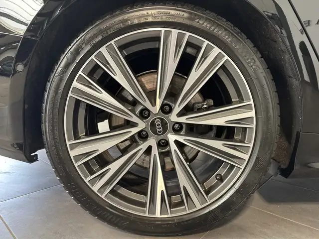 Audi A6 Avant view 3